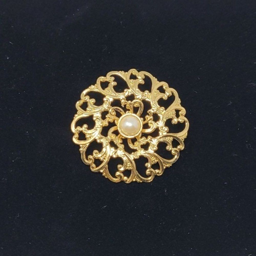 Vintage Avon Gold Tone 3D Flower Filigree Circle Tac Pin Faux Pearl Center Gift‎